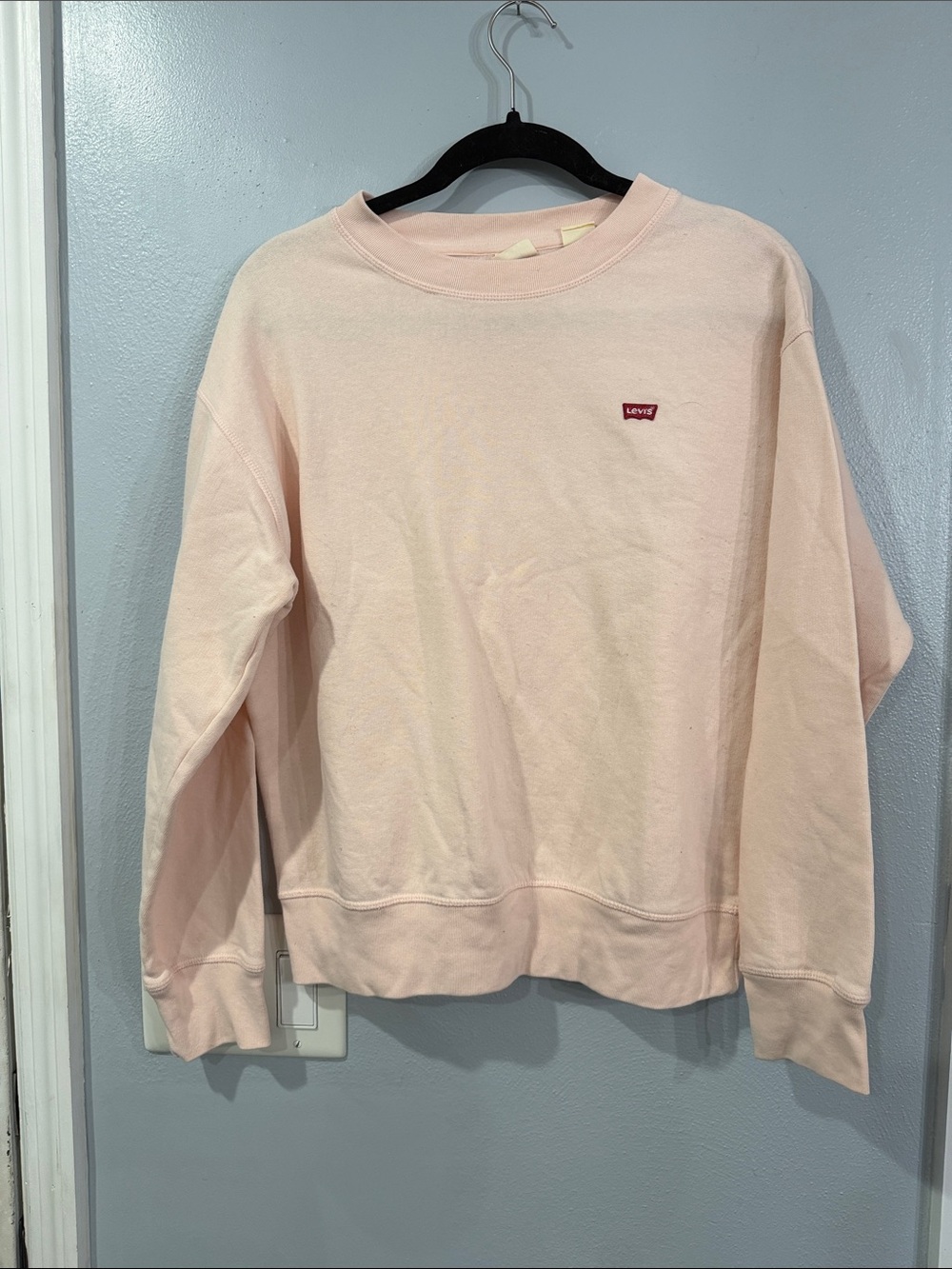 Levi's Women's Light Pink Crewneck Sweatshirt